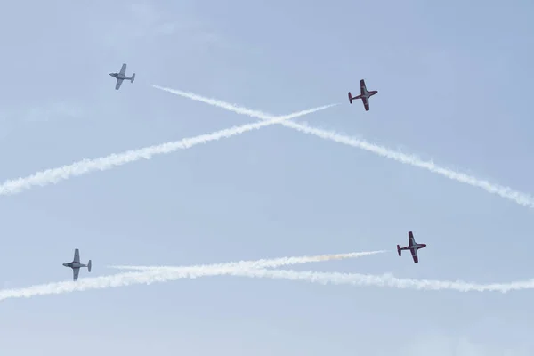 Kanada Kuvvetleri Snowbirds Huntington Beach Air'de gerçekleştirme — Stok fotoğraf