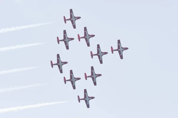 Canadese troepen Snowbirds uitvoeren op de lucht Huntington Beach — Stockfoto