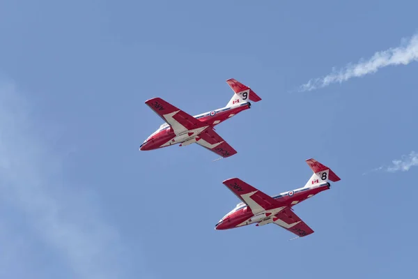 Fuerzas canadienses Snowbirds actuando en el Huntington Beach Air —  Fotos de Stock