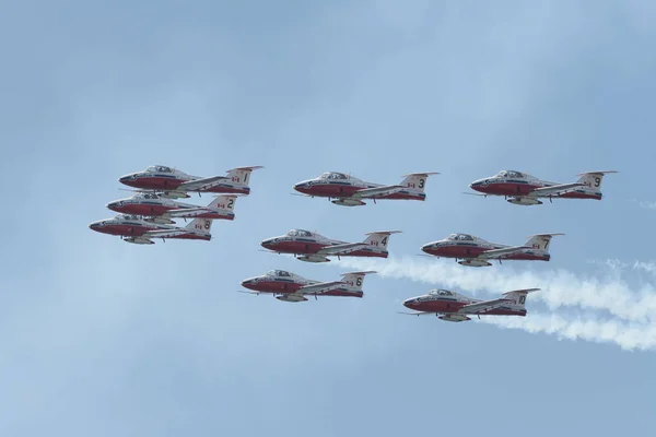 Les Snowbirds des Forces canadiennes se produisent à Huntington Beach Air — Photo