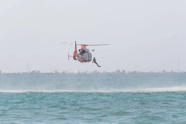 Береговая охрана США H-65 Dolphin выступает на Хантингтон-Бич — стоковое фото