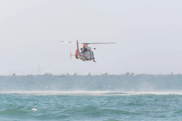 ハンティントン ビーチで実行する米国沿岸警備隊 H-65 イルカ — ストック写真