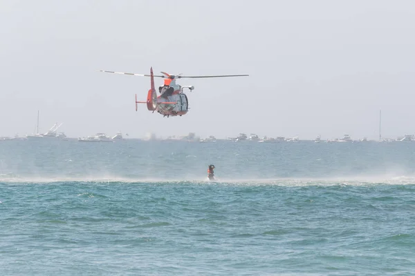 Guarda Costeira dos EUA H-65 Dolphin se apresentando na Huntington Beach — Fotografia de Stock