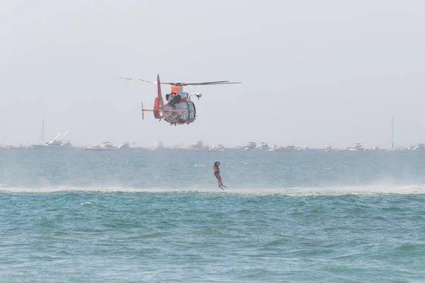 U.S. Coast Guard H-65 Dolphin performing at the Huntington Beach — Stock Photo, Image