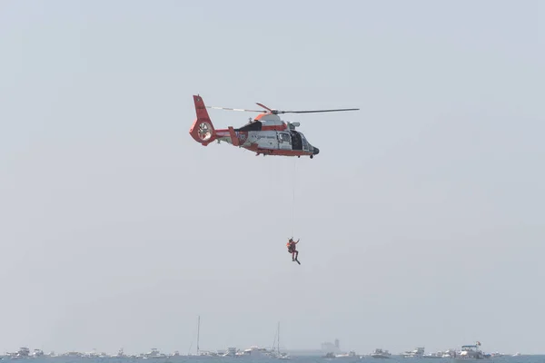 Guarda Costeira dos EUA H-65 Dolphin se apresentando na Huntington Beach — Fotografia de Stock