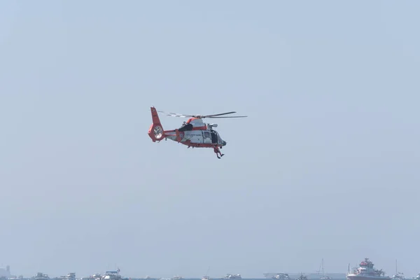 Guarda Costeira dos EUA H-65 Dolphin se apresentando na Huntington Beach — Fotografia de Stock