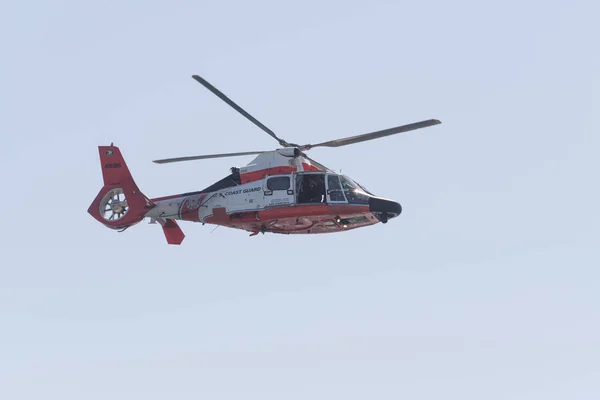 U.S. Coast Guard H-65 Dolphin performing at the Huntington Beach — Stock Photo, Image