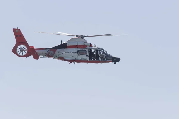 Guardia Costera de los Estados Unidos H-65 Dolphin actuando en Huntington Beach — Foto de Stock