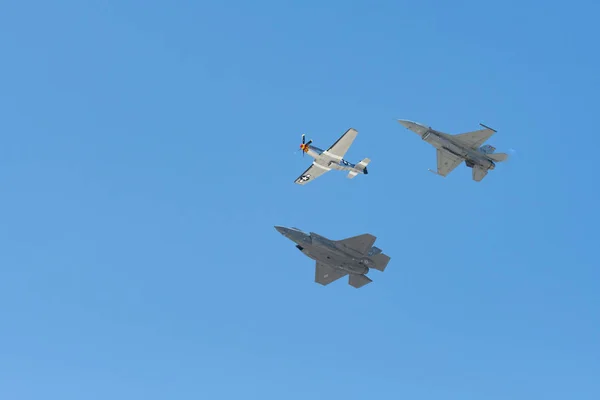 実行する F-16 の毒蛇、F-35 F-35 a ライトニング Ii、P-51 マスタング — ストック写真