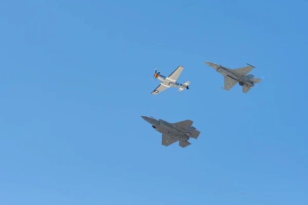 在表演的 F-16 毒蛇，F-35a 条 F-35 闪电 Ii，P-51 野马 — 图库照片