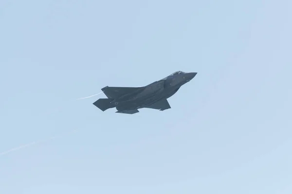 F-35 F-35a şimşek II Huntington Beach hava S gerçekleştirme — Stok fotoğraf