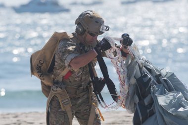 Siyah Hançerler paraşüt gösteri ekibi Hun gerçekleştirme