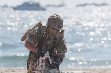 Siyah Hançerler paraşüt gösteri ekibi Hun gerçekleştirme