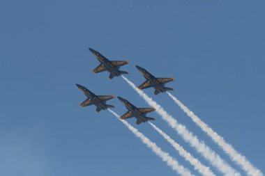 ABD lacivert melekler Huntington Beach hava Sho gerçekleştirme