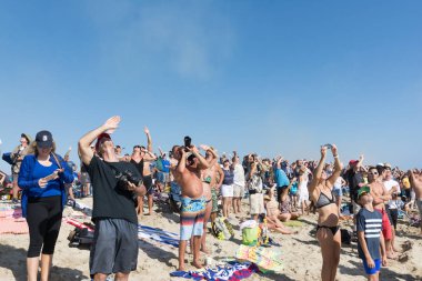 Seyirci, Huntington Beach hava akrobasi bakarak 