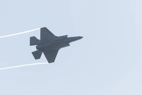 F-35 Lightning Ii F-35a występując w Huntington Beach powietrzną S — Zdjęcie stockowe