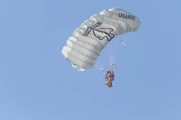 Zwarte dolken Parachute Demonstratieteam uitvoeren op de Hun — Stockfoto