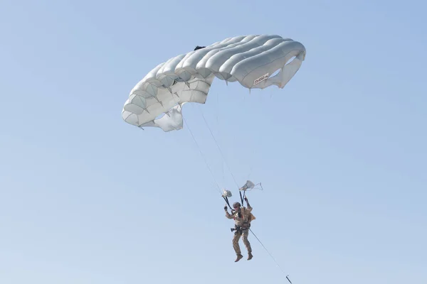 Dagas negras Equipo de demostración de paracaídas que actúa en el Hun —  Fotos de Stock