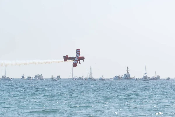 Michael Wiskus performing at the Huntington Beach Air Show. — Stock Photo, Image