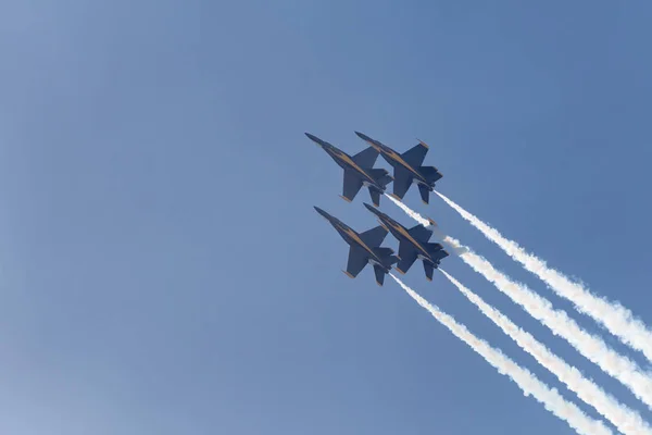 U.S. Navy Blue Angels выступают на Huntington Beach Air Sho — стоковое фото