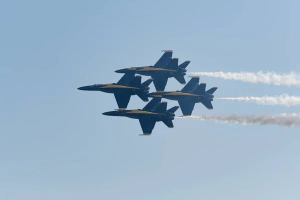 U.S. Navy Blue Angels выступают на Huntington Beach Air Sho — стоковое фото