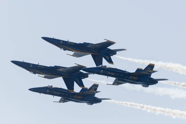 US Navy Blue Angels występując w Huntington Beach powietrza Sho — Zdjęcie stockowe