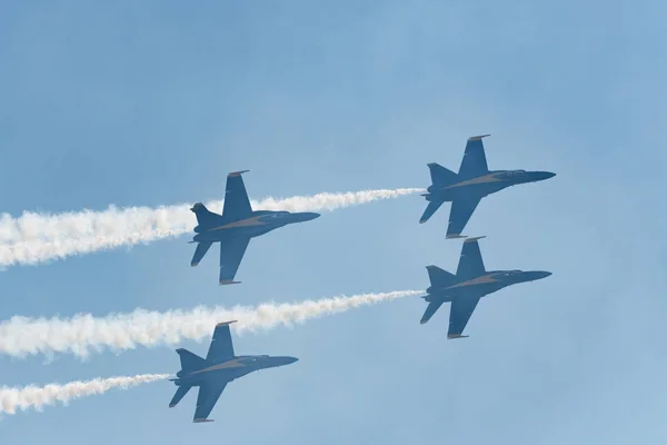 U.S. Navy Blue Angels выступают на Huntington Beach Air Sho — стоковое фото