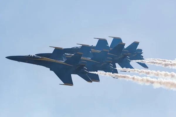 U.S. Navy Blue Angels выступают на Huntington Beach Air Sho — стоковое фото