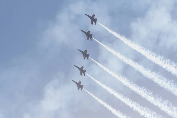 U.S. Navy Blue Angels performing at the Huntington Beach Air Sho — ストック写真