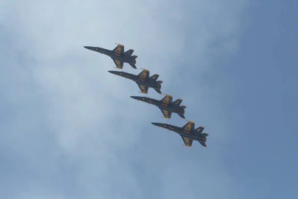 U.S. Navy Blue Angels esibendosi al Huntington Beach Air Sho — Foto Stock