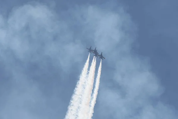 US Navy Blue Angels előadásokon a Huntington Beach levegő Sho — Stock Fotó