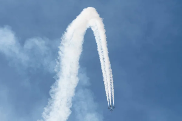 US Navy Blue Angels treten am Huntington Beach Air Sho auf — Stockfoto