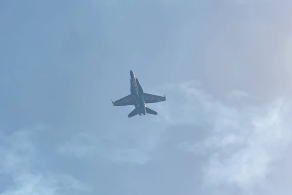 U.S. Navy Blue Angels performing at the Huntington Beach Air Sho — ストック写真