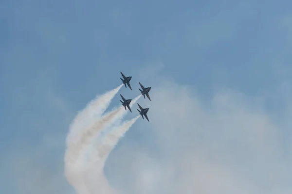 U.S. Navy Blue Angels performing at the Huntington Beach Air Sho — ストック写真