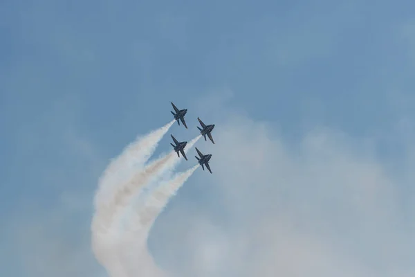 ΗΠΑ Navy Blue Angels επιδόσεις στο το Sho αέρα Χάντινγκτον Μπιτς — Φωτογραφία Αρχείου