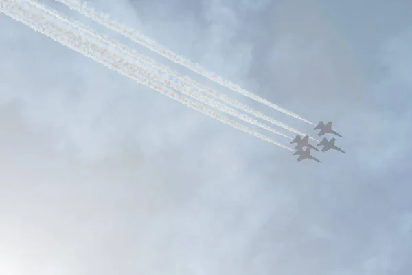 US Navy Blue Angels presterar i Huntington Beach Air Sho — Stockfoto