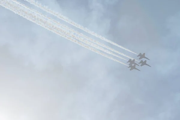 U.S. Navy Blue Angels performing at the Huntington Beach Air Sho — ストック写真