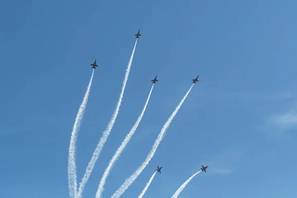 US Navy Blue Angels presterar i Huntington Beach Air Sho — Stockfoto