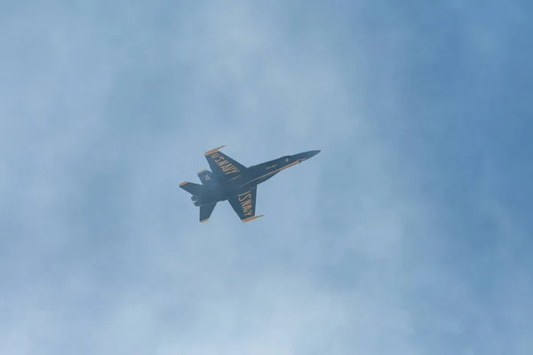 US Navy Blue Angels presterar i Huntington Beach Air Sho — Stockfoto