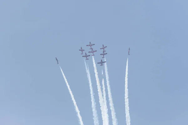 Canadese troepen Snowbirds uitvoeren op de lucht Huntington Beach — Stockfoto