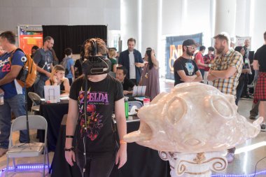 Katılımcı VR kulaklık gözlük La kullanarak deneyim elde