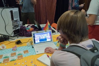 Oyun sırasında Indiecade demo video oyunları oynarken