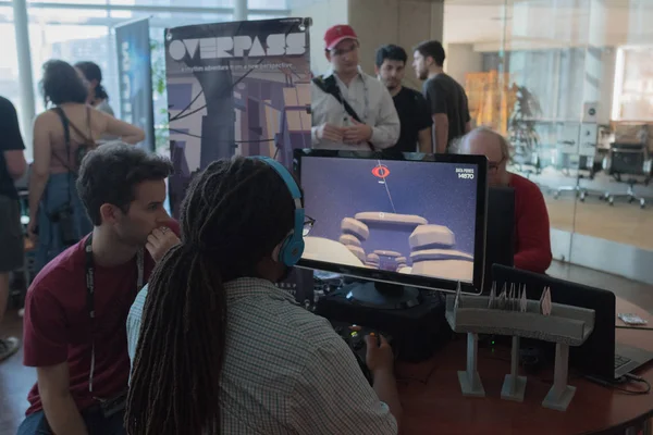 Jugadores jugando videojuegos de demostración durante el IndieCade — Foto de Stock