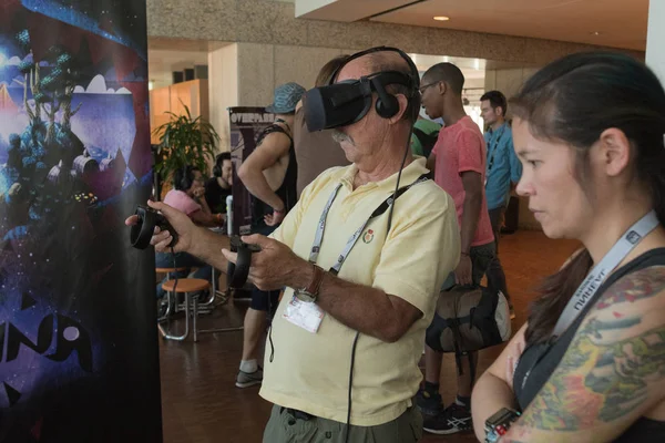 Участник получает опыт использования очков VR гарнитуры Virtu — стоковое фото