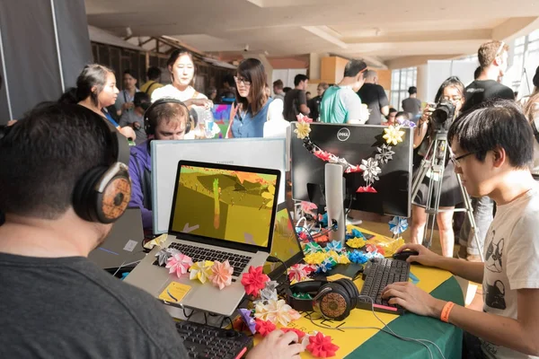 นักเล่นเกมเล่นวิดีโอสาธิตเกมระหว่าง IndieCade — ภาพถ่ายสต็อก