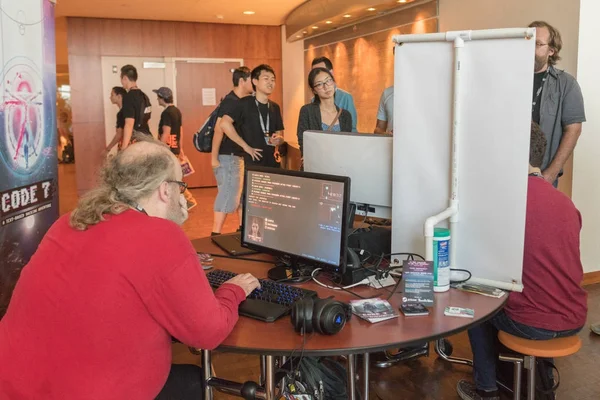 Jugadores jugando videojuegos de demostración durante el IndieCade — Foto de Stock