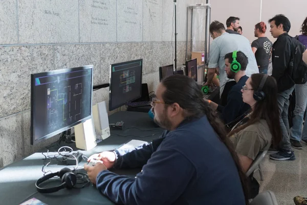 Jugadores jugando videojuegos de demostración durante el IndieCade — Foto de Stock