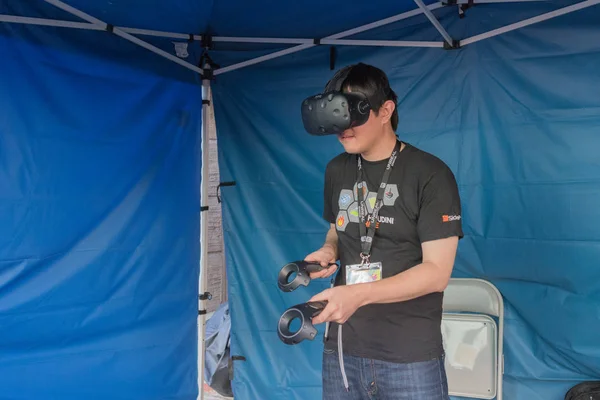 Participant acquérir de l'expérience en utilisant des lunettes VR casque de virtu — Photo