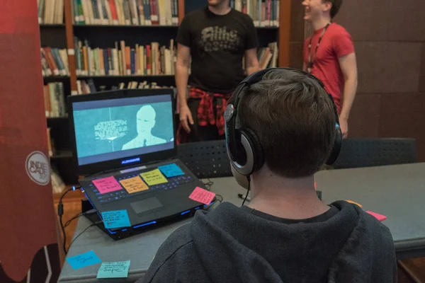 Jugadores jugando videojuegos de demostración durante el IndieCade —  Fotos de Stock