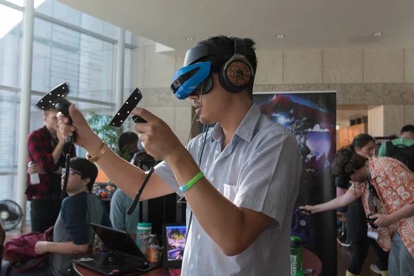 Participante obtener experiencia usando gafas de auriculares VR de virtu — Foto de Stock